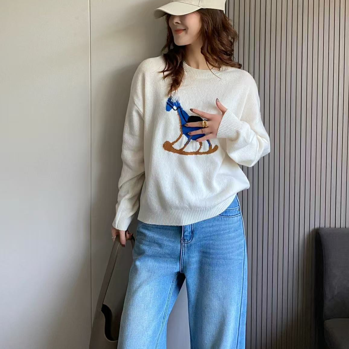 【济州岛】蔓延木马提花刺绣慵懒圆领针织衫毛衣