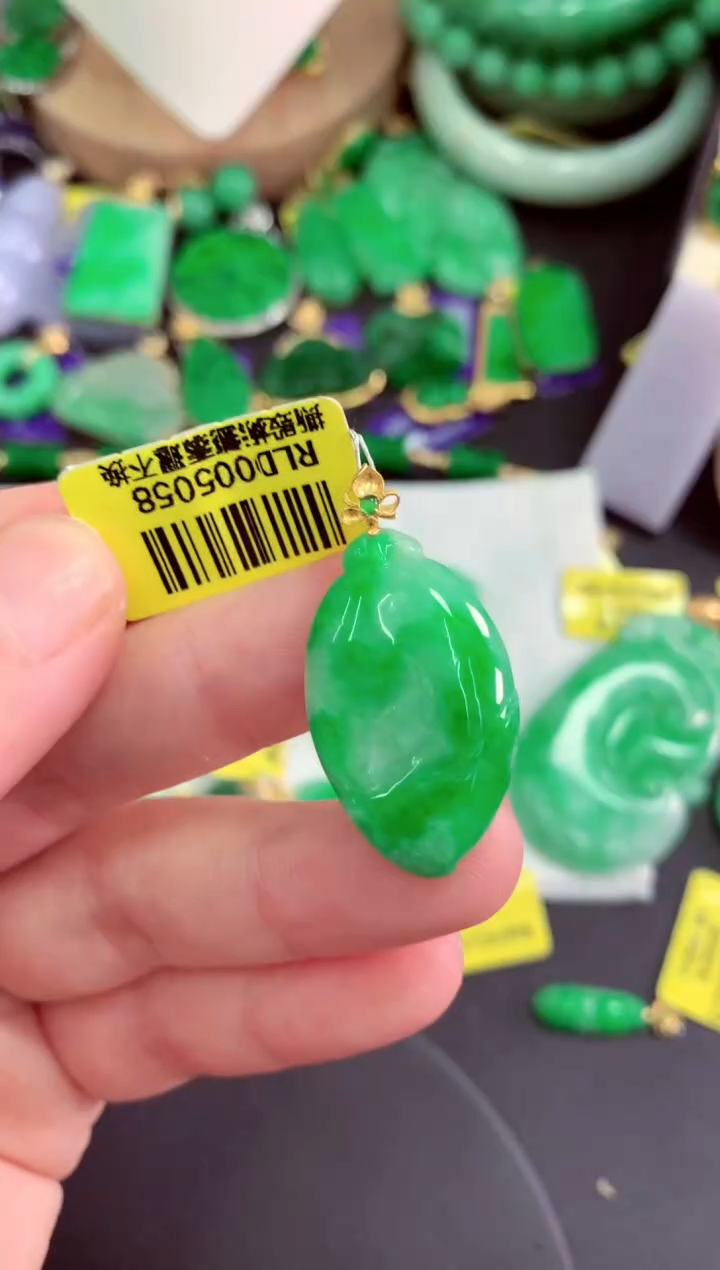 颈饰18K金镶嵌翡翠挂件