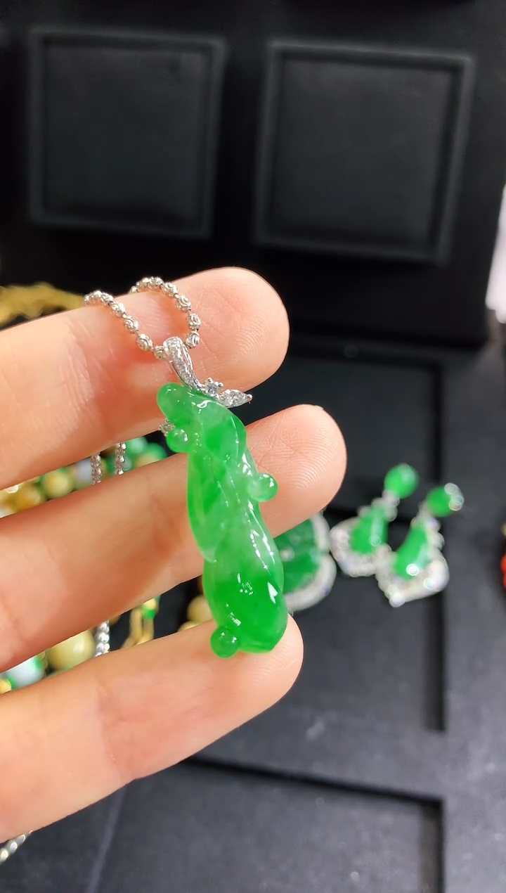 【闪购商品】翡翠吊坠(不含链)18K金镶嵌吊坠