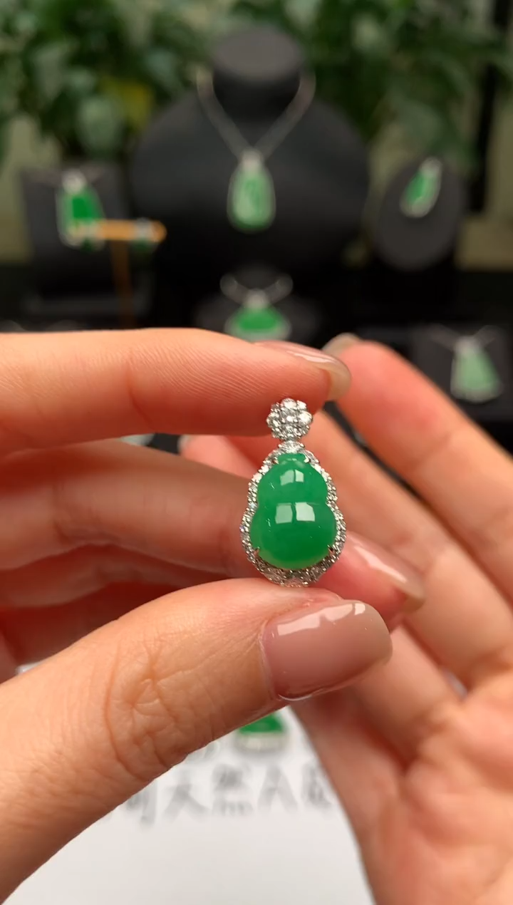 颈饰18K金镶嵌翡翠葫芦