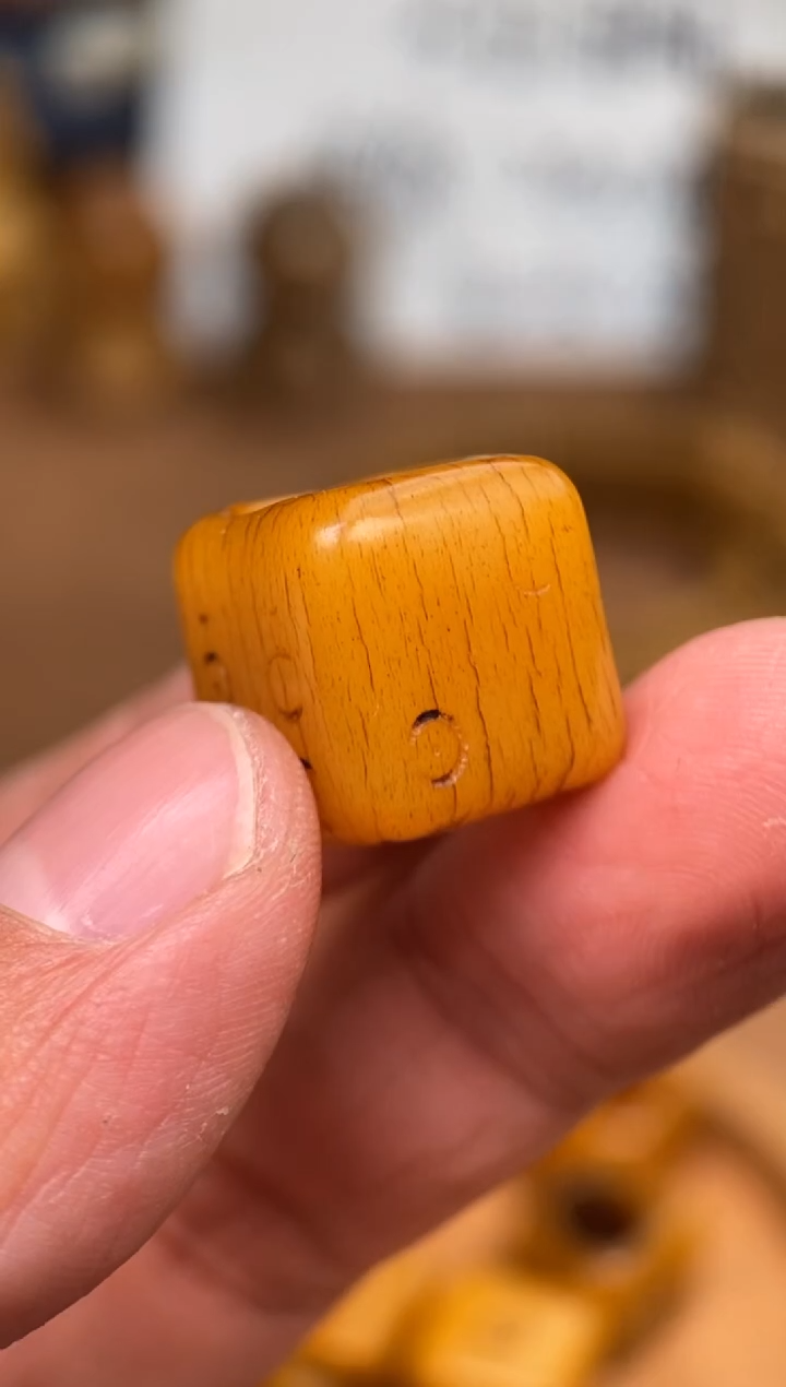 【闪购商品】牛骨其他P974-果冻料骰子-有棕裂