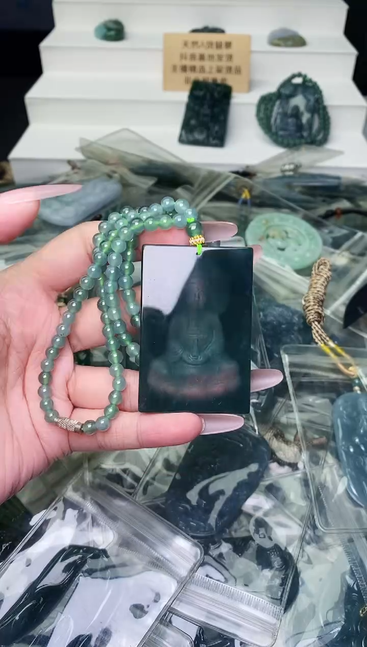 颈饰未镶嵌翡翠 