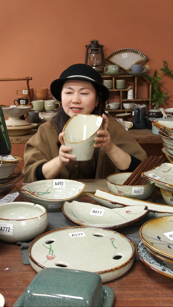 陶瓷A676 一只手绘荷花黑点高低筒子可能微瑕