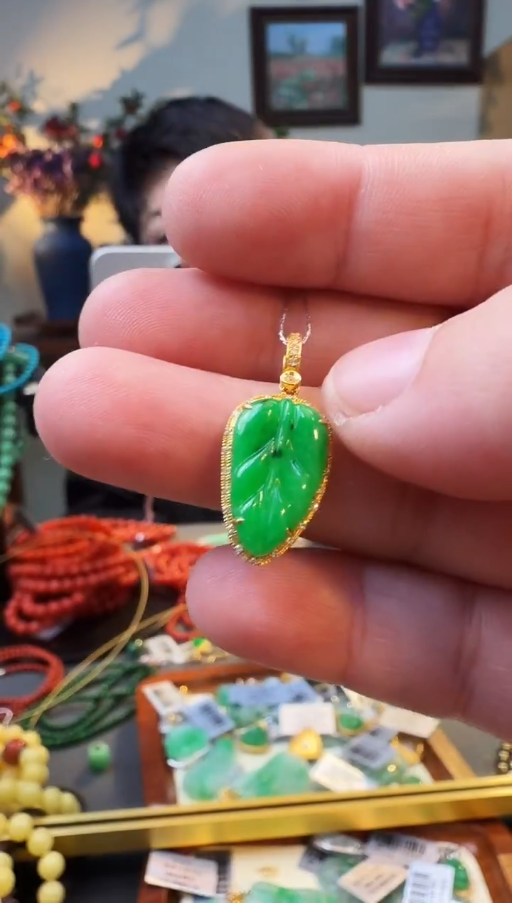 颈饰18K金镶嵌翡翠吊坠