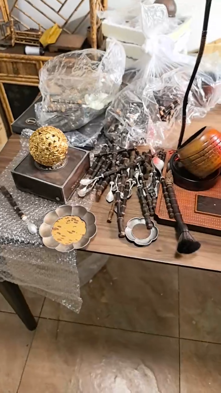 老锡花瓣壶承文青