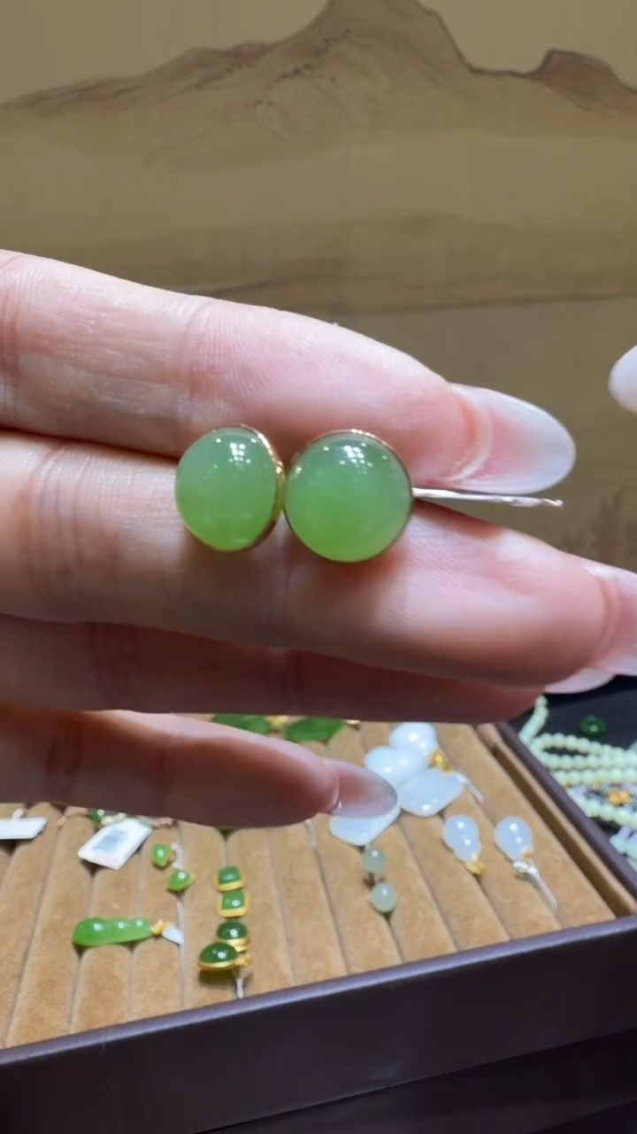 颈饰18K金镶嵌和田玉耳饰一对