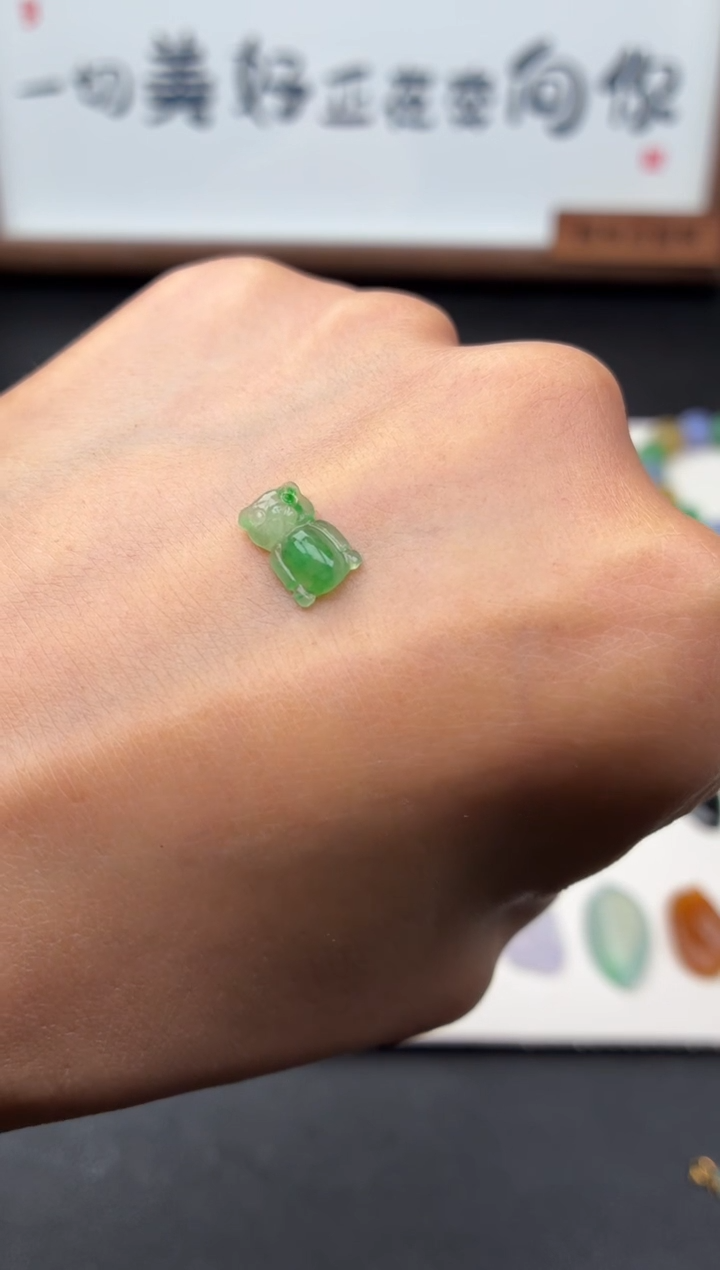 未镶嵌定制翡翠小***。翡翠