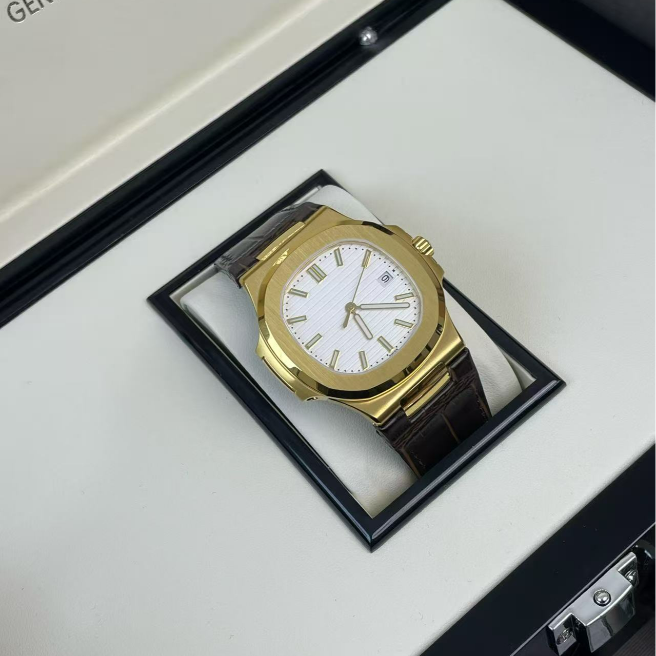 鹦鹉螺 5711J-001超薄运动优雅系列