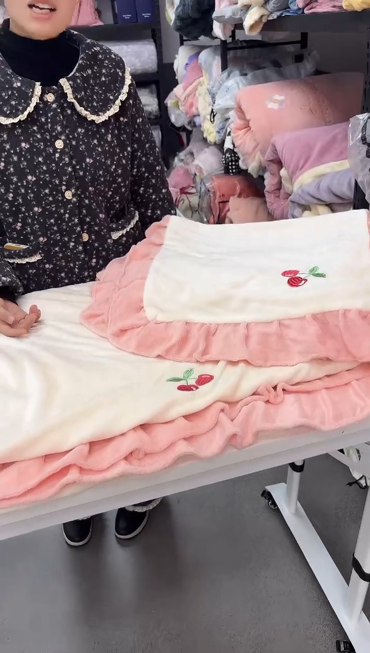 聚酯纤维樱桃四件套白色 粉花边