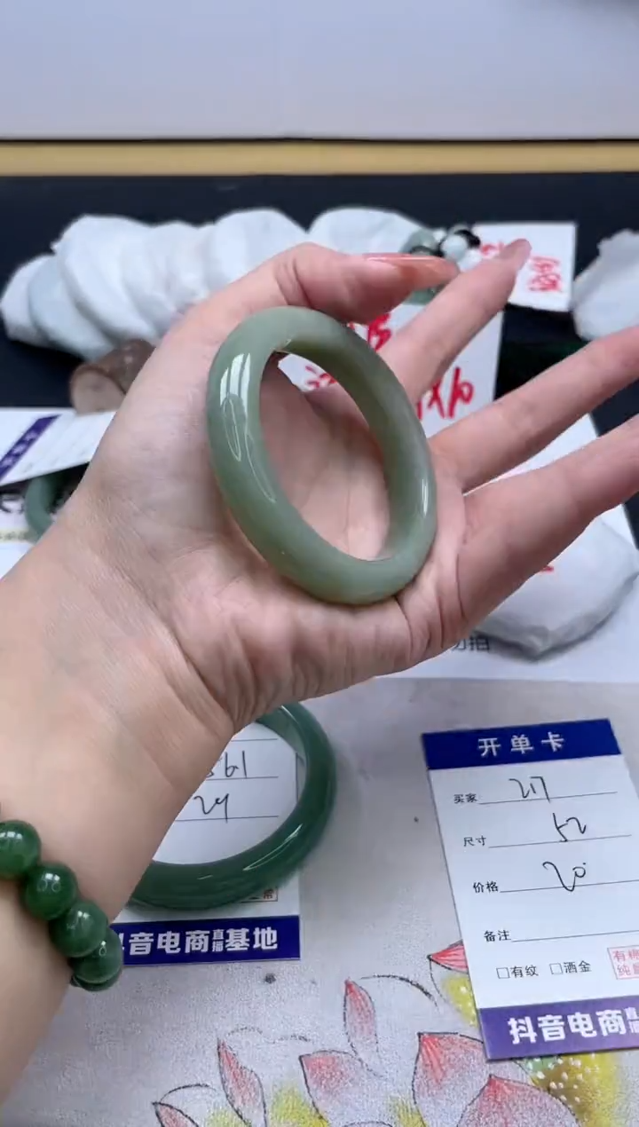 【闪购商品】石英质玉手镯未镶嵌217/52