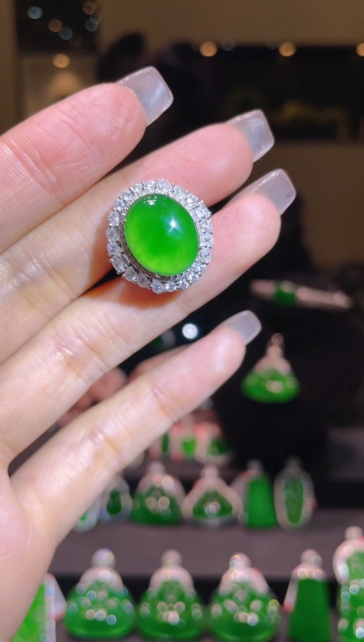 【闪购商品】翡翠吊坠(赠链)18K金镶嵌A31