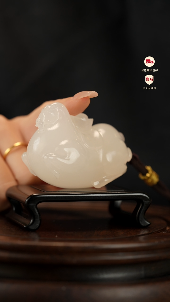 云南石荔枝白雕刻：马上有米手把件摆件