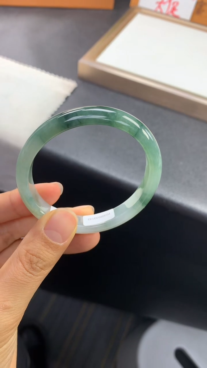 未镶嵌手镯（贵妃镯）翡翠退货需手镯吊牌标签完好