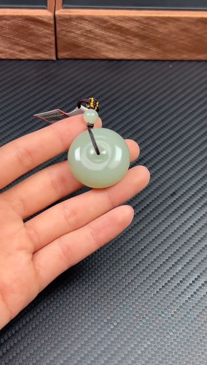 【闪购商品】和田玉吊坠(赠链)未镶嵌且末微色差近矿S