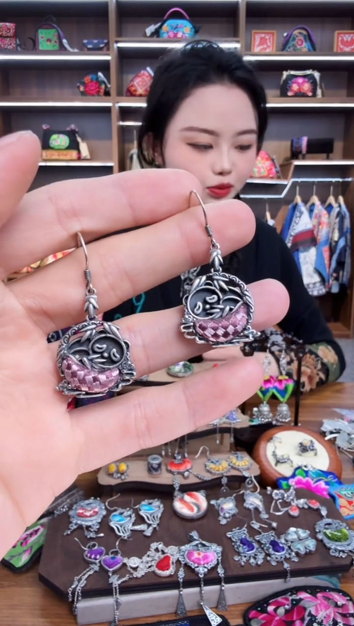 【闪购商品】织绣147蒙阿苏苗绣传承