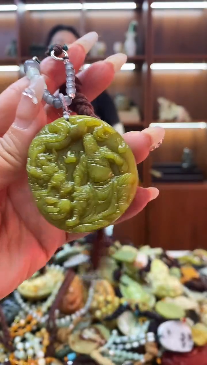未镶嵌蛇纹石玉吊坠    