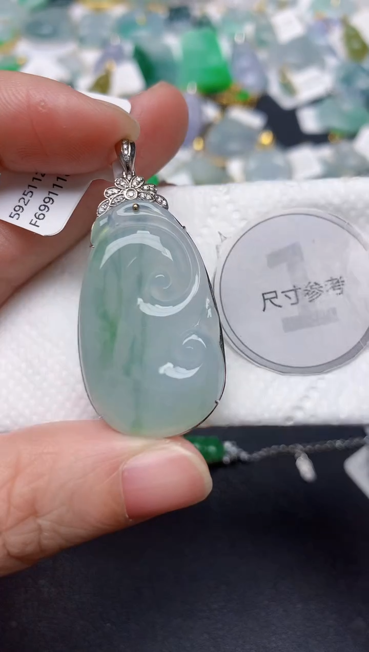 颈饰18K金镶嵌翡翠天然缅甸A货翡翠