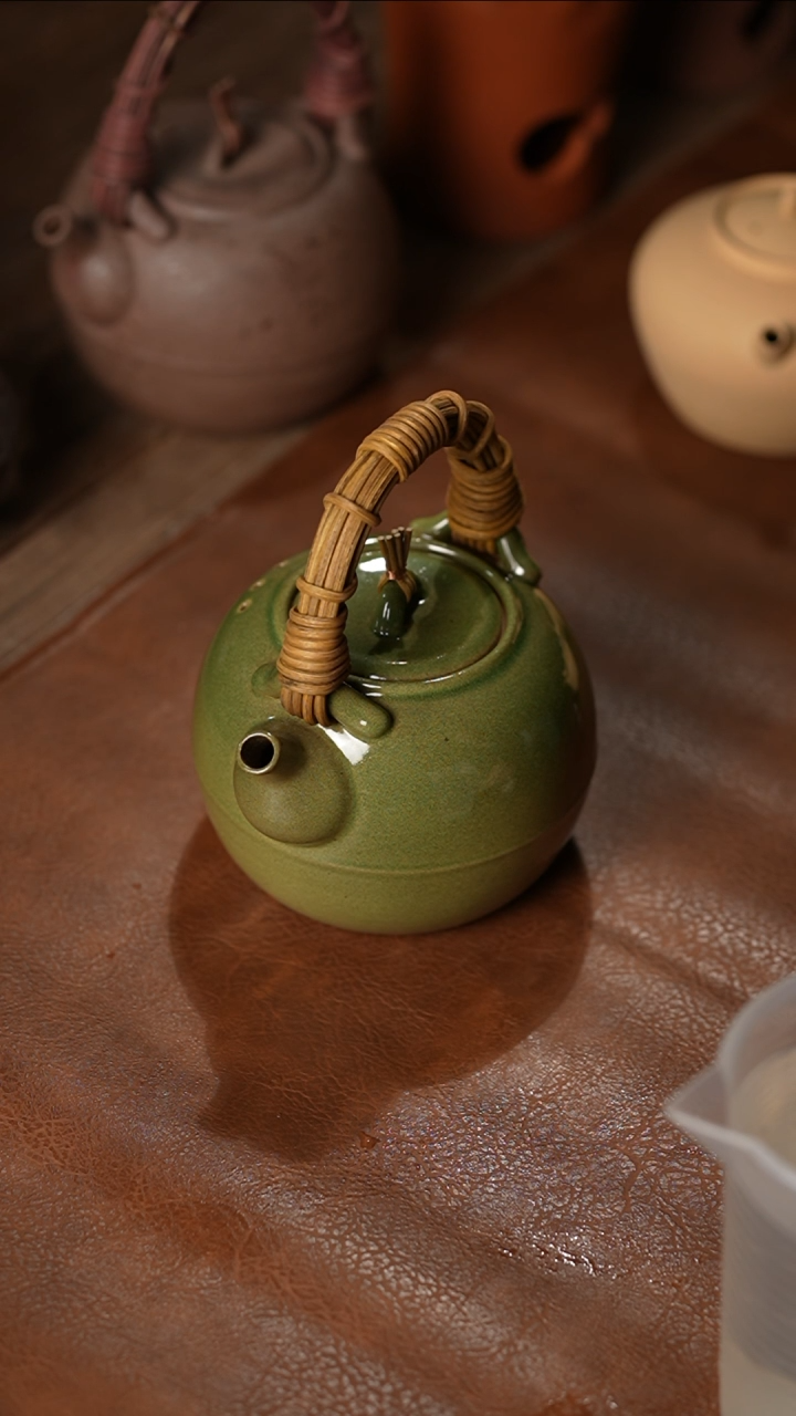 028窑变绿提梁壶800cc