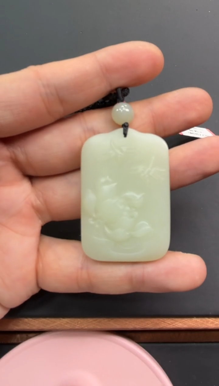 【闪购商品】和田玉吊坠(赠链)未镶嵌且末微色差迪克兰吊坠