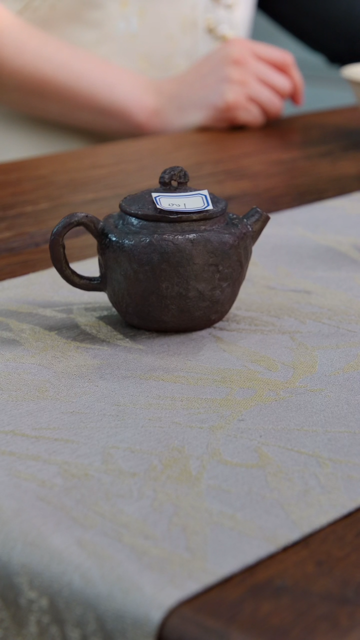 【闪购商品】胡思伟紫砂手捏壶（001）