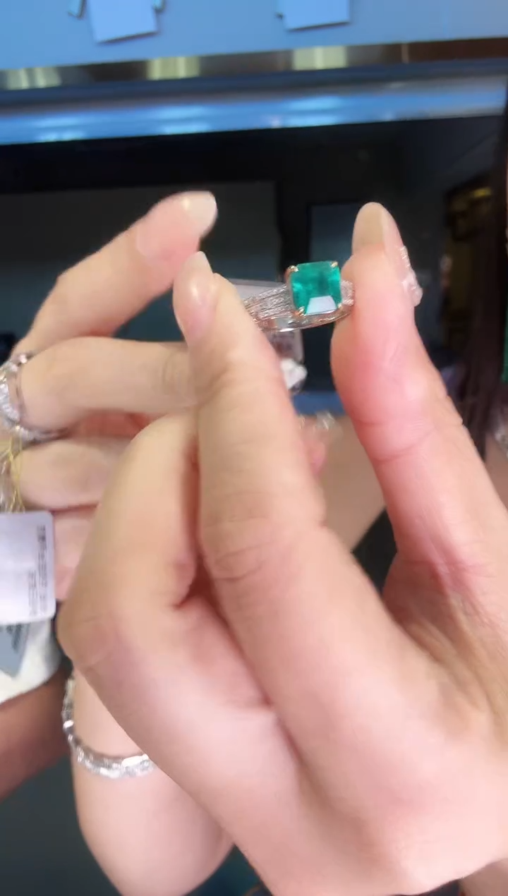 18K金镶嵌戒指祖母绿1.80ct   吉尔德大证