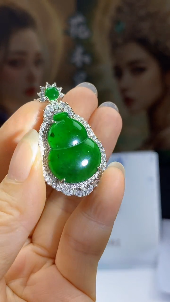 翡翠未镶嵌颈饰      *74