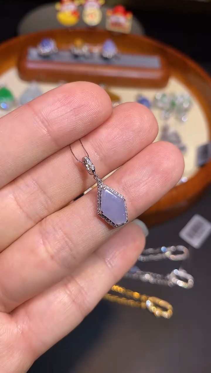 【闪购商品】翡翠18K金镶嵌颈饰吊坠