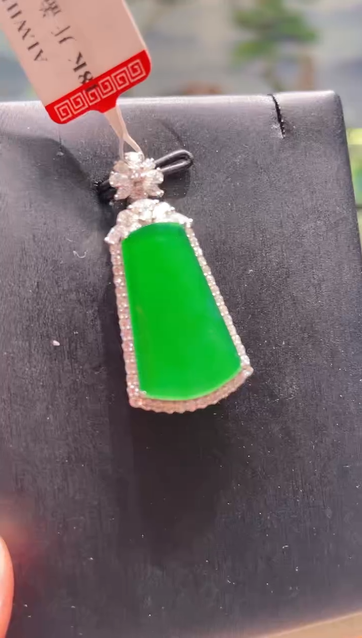 翡翠18K金镶嵌颈饰翡翠73