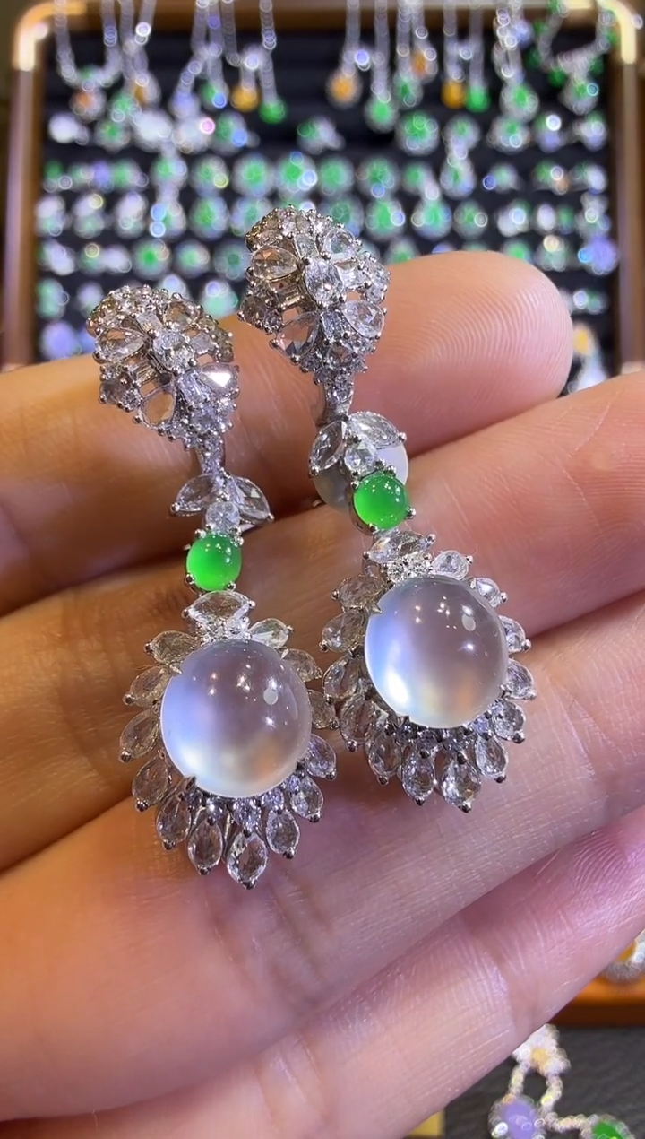 翡翠18K金镶嵌耳饰玻璃种极光白蛋面耳坠