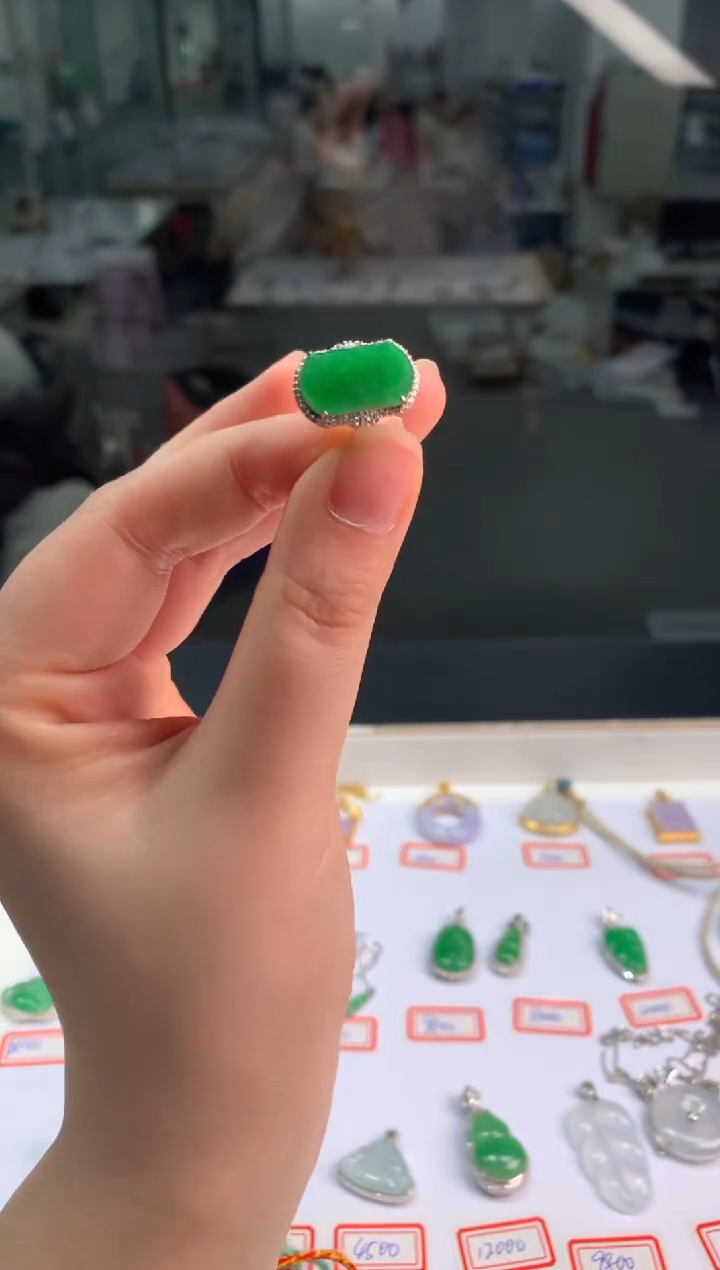 【闪购商品】翡翠颈饰18K金镶嵌翡翠戒指|不退不换