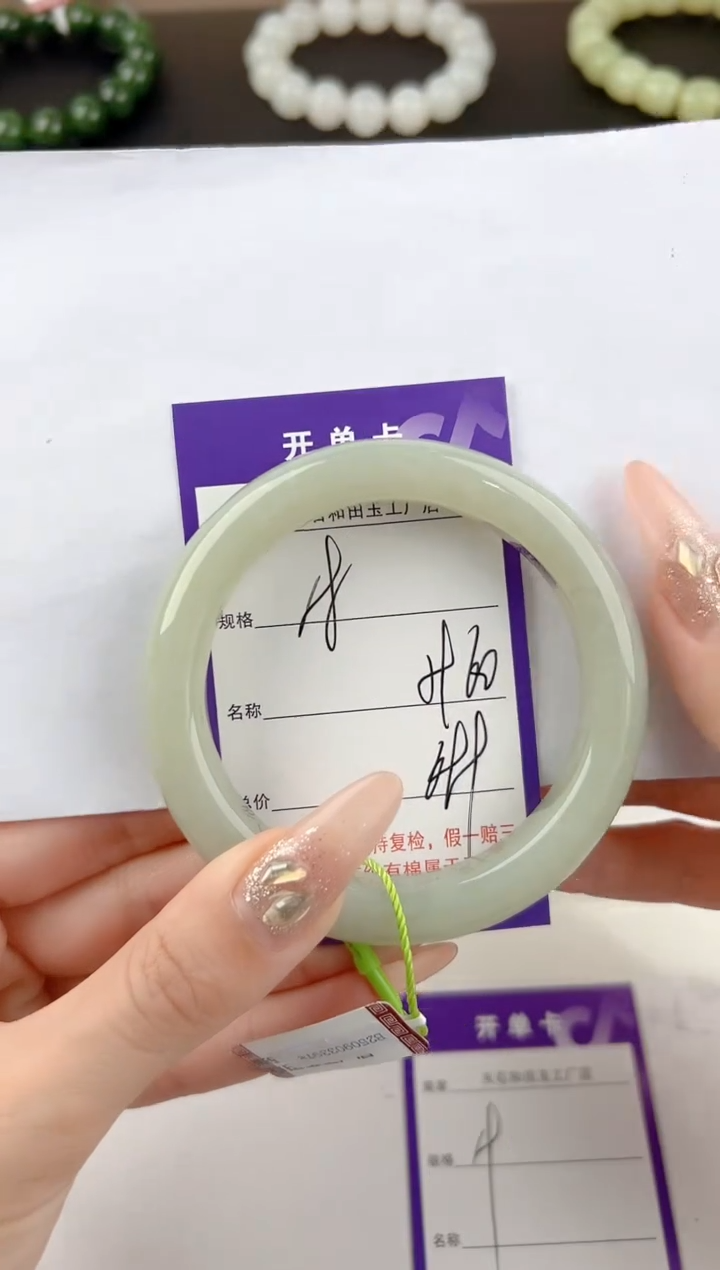 未镶嵌手镯和田玉18颜色微差无瑕疵