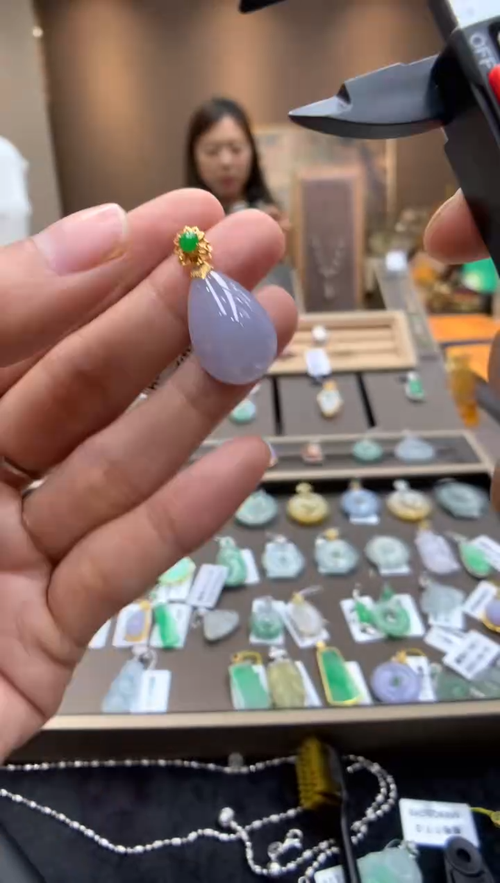 翡翠18K金镶嵌颈饰水滴