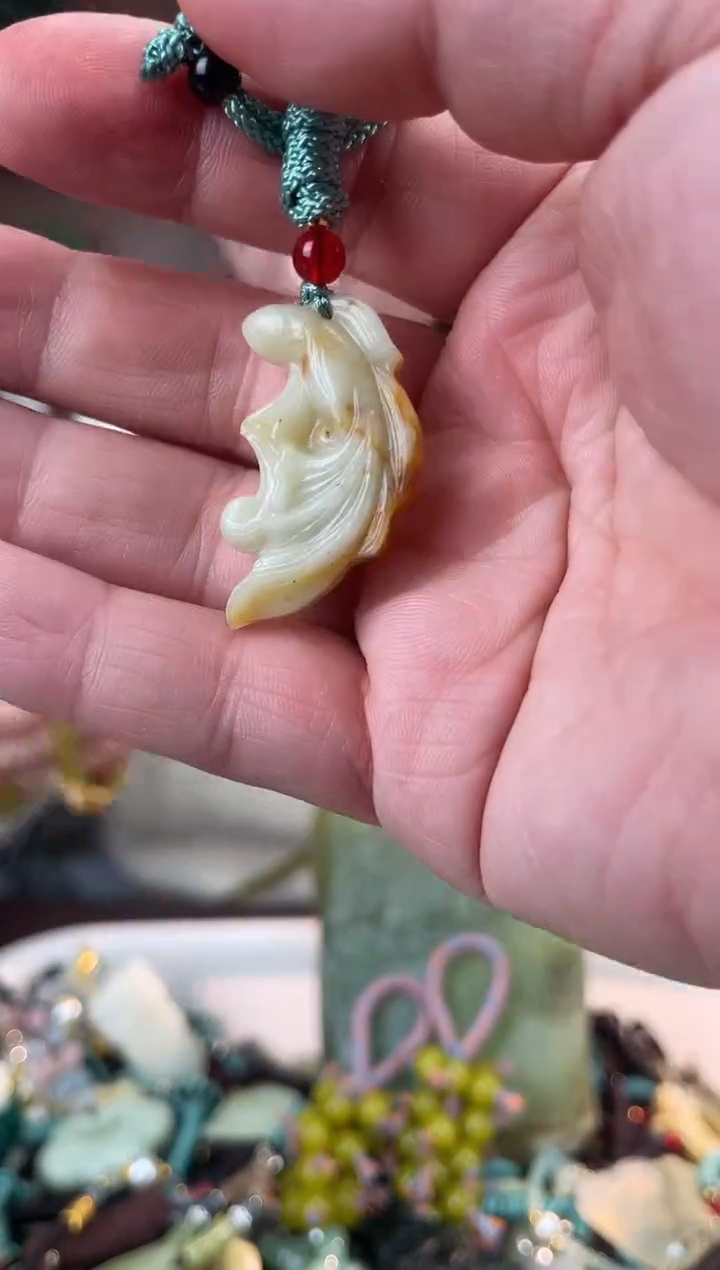 未镶嵌蛇纹石玉颈饰`