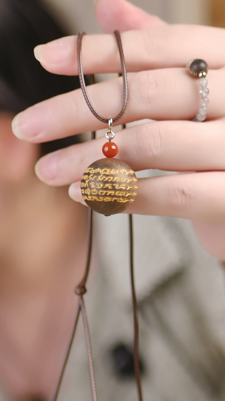 （白奇楠2.0单株五条经吊坠）