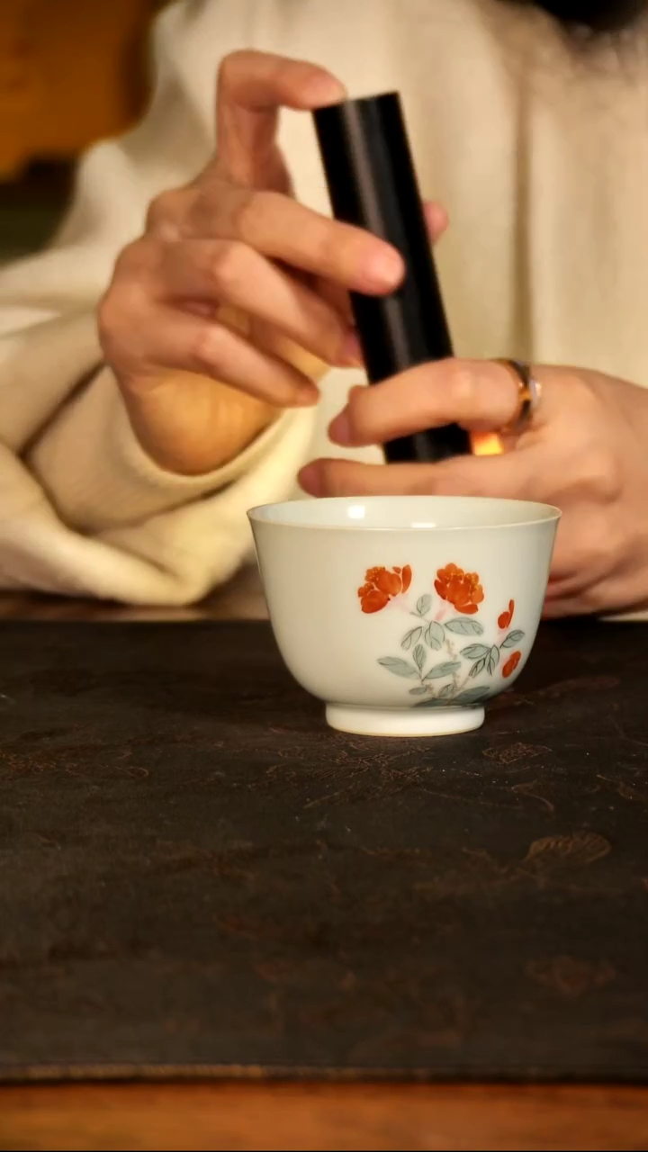 知德堂手法花卉主人杯