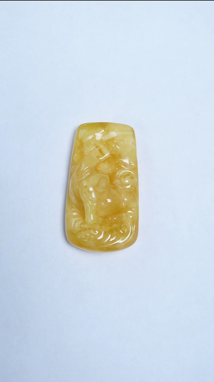 蜜蜡颈饰未镶嵌蜜蜡雕刻牌子17.02克