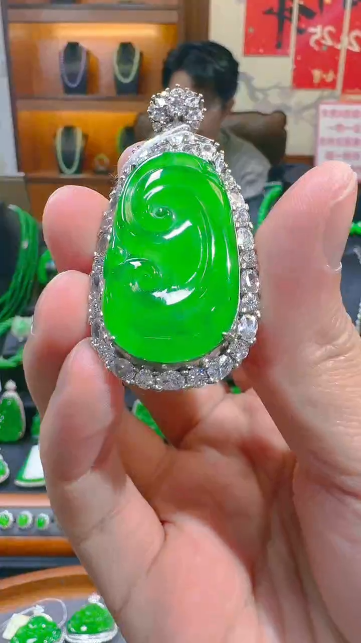 【闪购商品】翡翠吊坠(赠链)银S925镶嵌天然A货翡翠