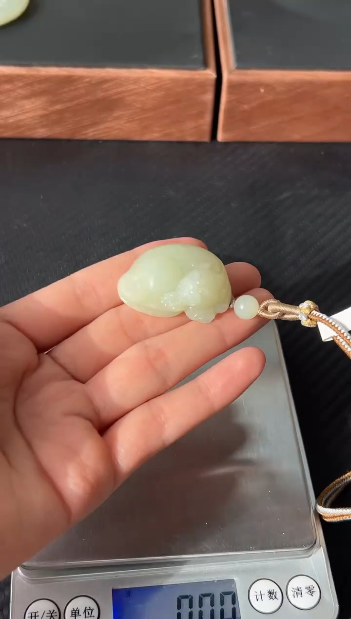 【闪购商品】和田玉未镶嵌吊坠(赠链)且末微色差迪克兰一细