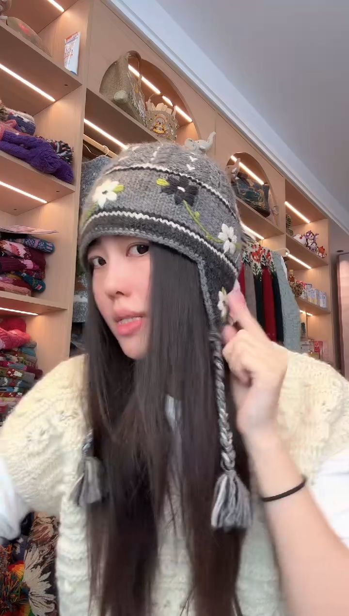 美丽如灰色单辫护耳帽