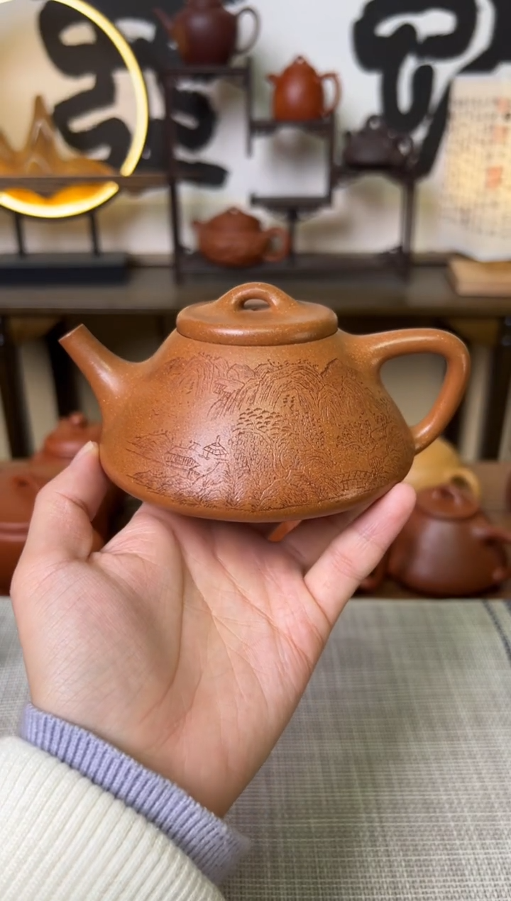 【闪购商品】段泥茶壶黄降坡子冶石瓢壶山水刻250CC-甘来兵