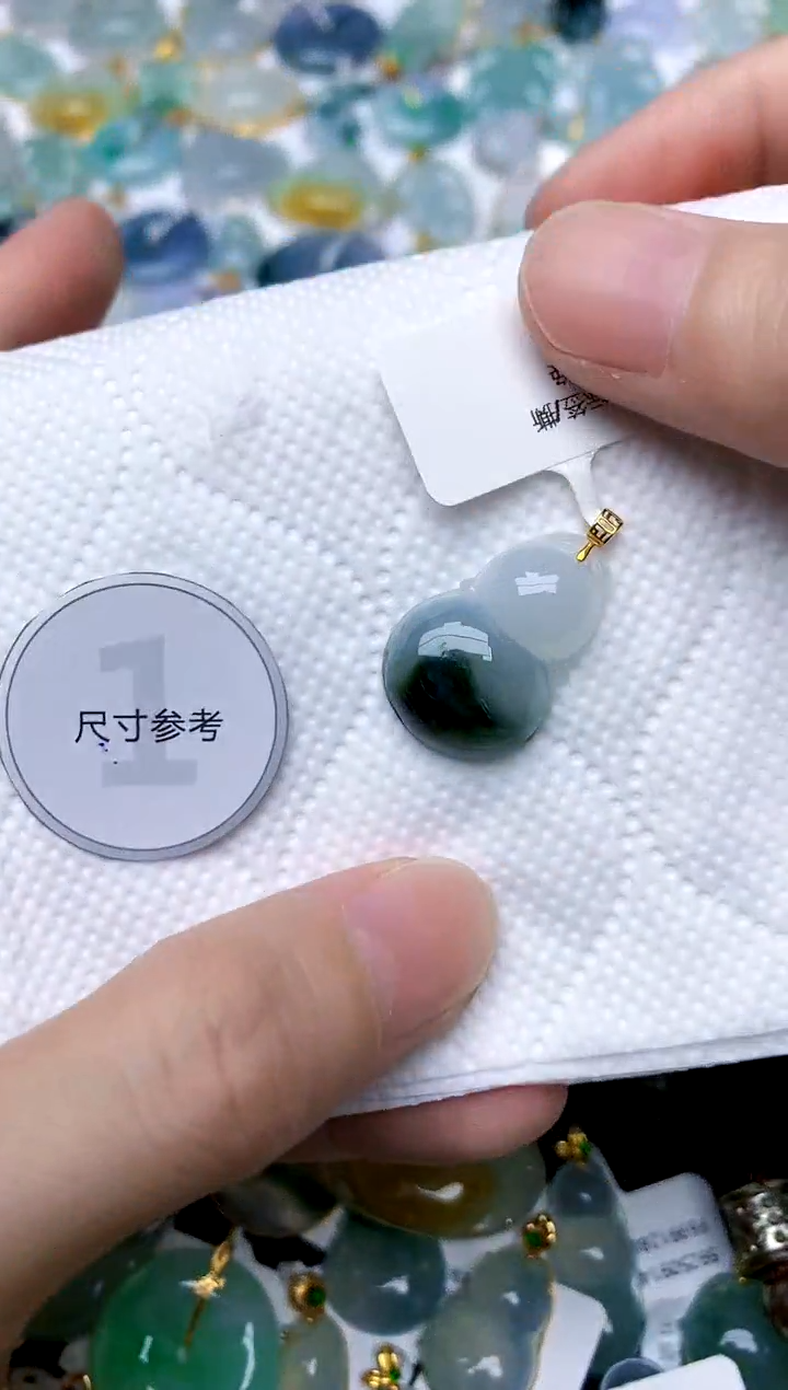 颈饰18K金镶嵌翡翠天然A货翡翠