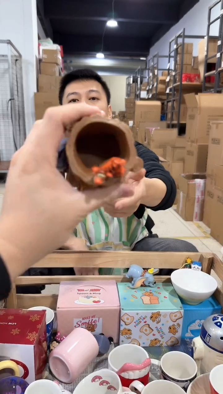 瓷片维尼树桩笔筒