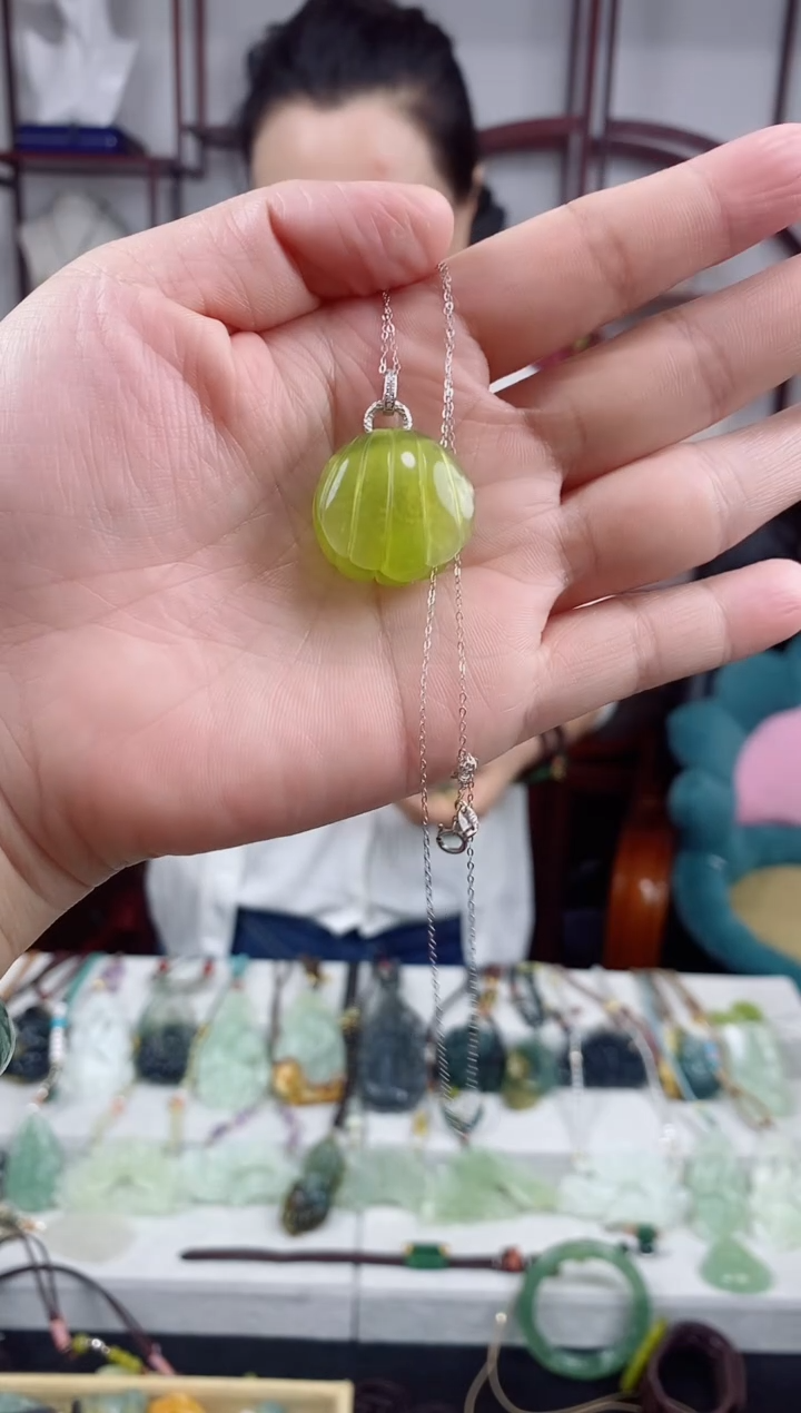 未镶嵌岫玉颈饰1