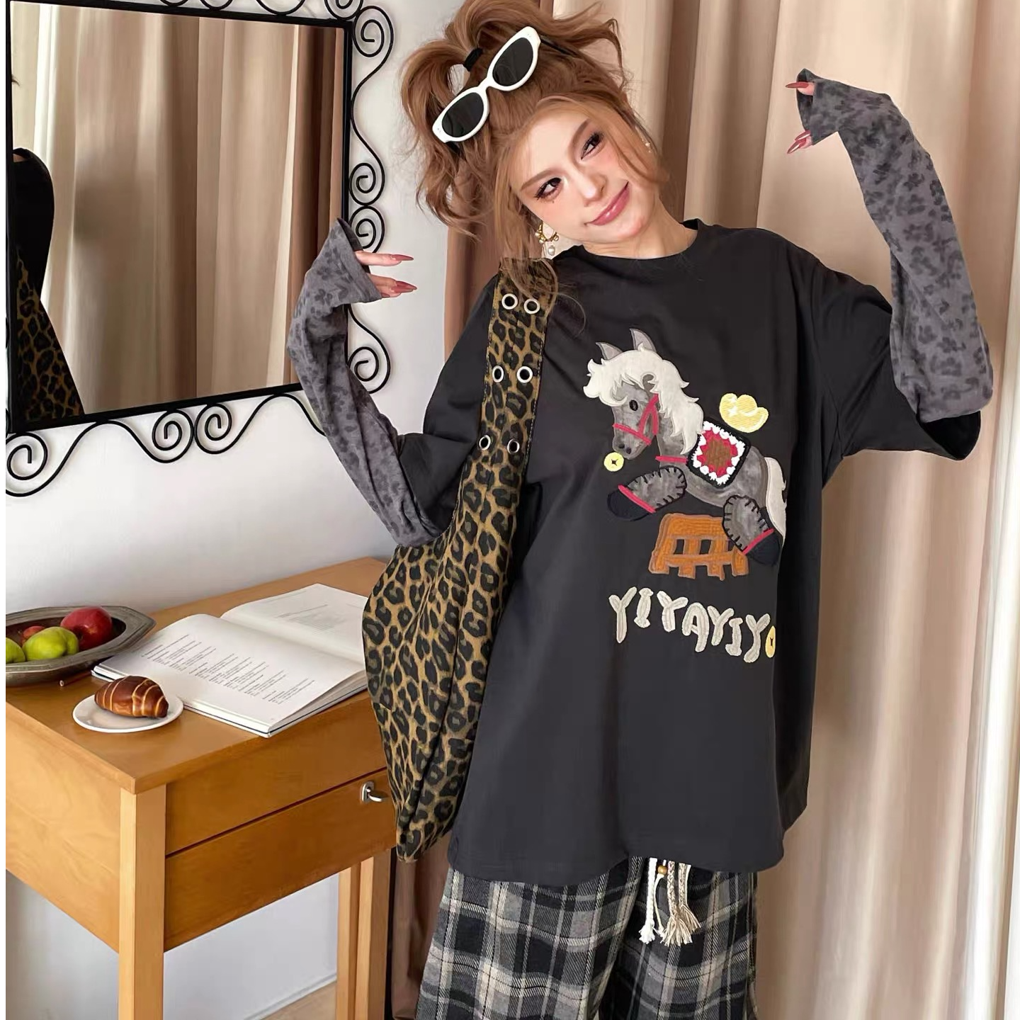 新款 卡通风图案刺绣宽松T恤女长袖拼接袖减龄上衣趣味可爱