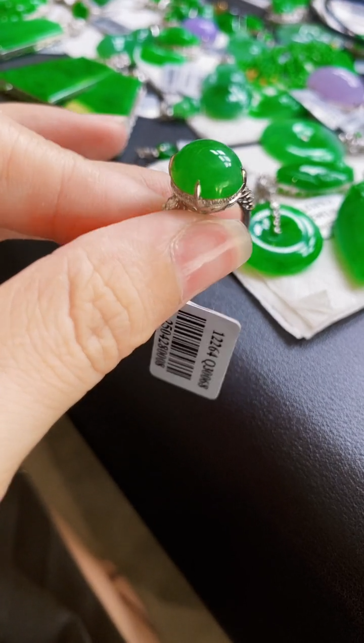颈饰未镶嵌翡翠戒指