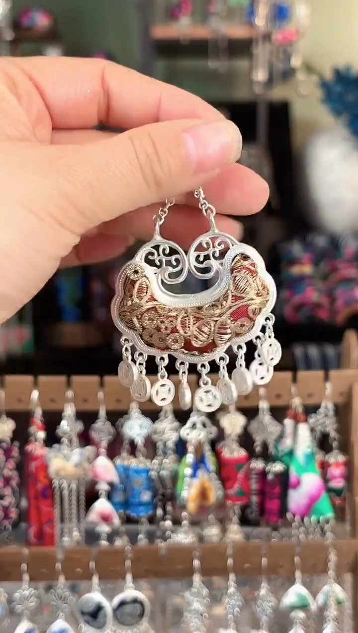 彩云南阁非遗老绣苗银饰品132
