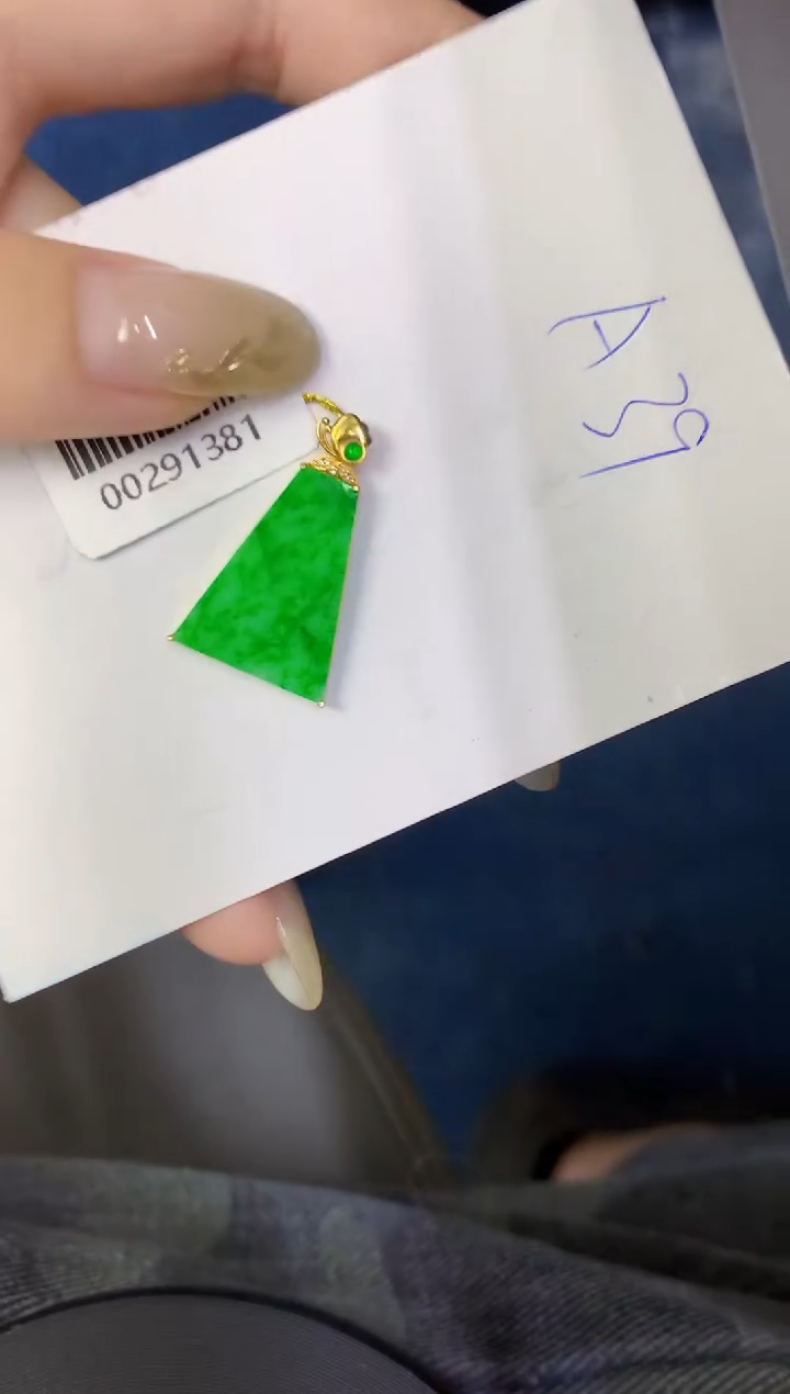 翡翠18K金镶嵌颈饰缅甸天然翡翠A货