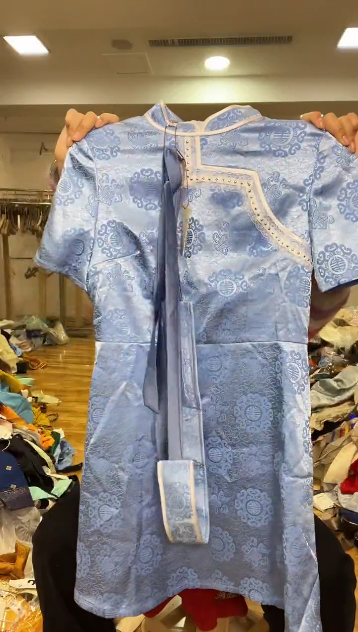     衬衣 M  105斤以里