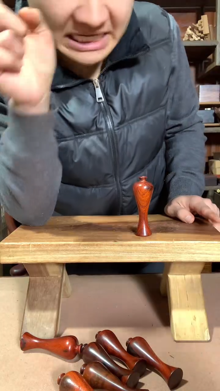 红酸枝木类花瓶摆件一个微瑕