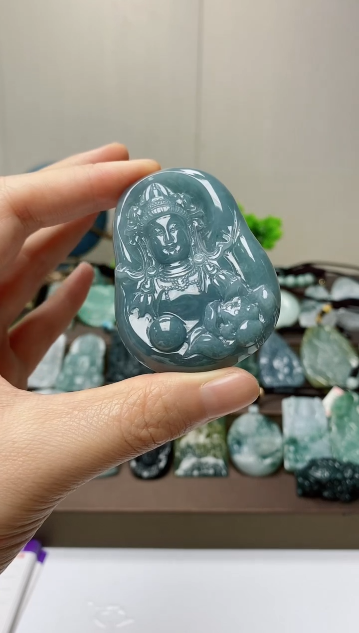 翡翠未镶嵌颈饰         